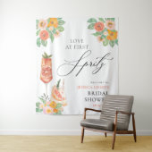 Liebe zum ersten Spritz Bright Cocktail Brautparty Wandteppich (Beispiel)