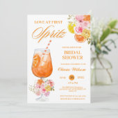 Liebe zum ersten Spritz Floral Cocktail Brautparty Einladung (Stehend Vorderseite)