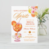 Liebe zum ersten Spritz Floral Cocktail Brautparty Einladung (Stehend Vorderseite)
