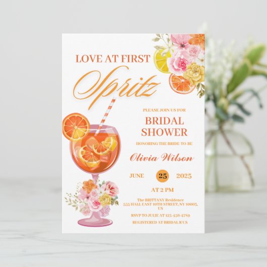 Liebe zum ersten Spritz Floral Cocktail Brautparty Einladung (Stehend Vorderseite)