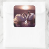 Liebende Schwäne als Herz Quadratischer Aufkleber (Tasche)