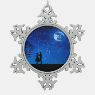 Liebende unter einem Vollmond Schneeflocken Zinn-Ornament