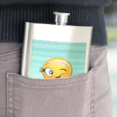 Liebenswürdiger zwinkerndes Emoji-Gesicht - Sei im Flachmann (Beispiel)