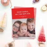 Lieber Weihnachtsmann, wir können das erklären. Fu Feiertagskarte<br><div class="desc">Diese niedliche, lustige Urlaubsfotokarte weist einen festlich roten Hintergrund auf, ist ganz in Weiß gehalten und bietet ein Foto mit Single. Der Gruß lautet "Lieber Weihnachten, wir können es erklären." Dieses Design wäre auch perfekt für eine Tierkarte! Der Backer weist ein einfaches, rotes und weißes diagonales Streifen-Muster auf, das angepasst...</div>