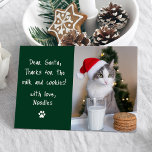 Lieber Weihnachtsmilch und Kekse Grünes Foto Feiertagskarte<br><div class="desc">Weihnachtskarte mit einer Notiz von der Katze oder dem Hund bis zum Weihnachtsmann in handgeschriebener weißer Schrift mit grünem Hintergrund. Der Brief an den Weihnachtsmann wird als "Lieber Weihnachtsmann, Danke für die Milch und die Kekse!" mit dem Namen Ihres Haustieres und dem unten abgebildeten Pfotendruck angezeigt. Fügen Sie Ihr Lieblings-Vertikal-Foto...</div>