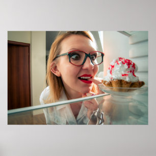 Liebes Mädchen, das Kühlschrank sieht Poster