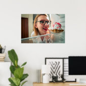 Liebes Mädchen, das Kühlschrank sieht Poster (Heimbüro)