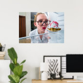 Liebes Mädchen, das Kühlschrank sieht Poster (Heimbüro)