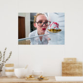 Liebes Mädchen, das Kühlschrank sieht Poster (Küche)