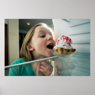 Liebes Mädchen, das Kühlschrank sieht Poster