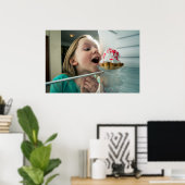 Liebes Mädchen, das Kühlschrank sieht Poster (Heimbüro)