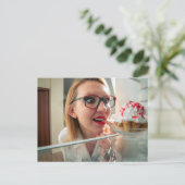 Liebes Mädchen, das Kühlschrank sieht Postkarte (Stehend Vorderseite)