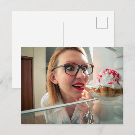Liebes Mädchen, das Kühlschrank sieht Postkarte (Vorne/Hinten)