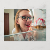 Liebes Mädchen, das Kühlschrank sieht Postkarte (Vorderseite)