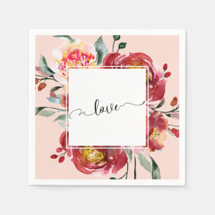 Liebes-Typografie über rotem Blumenstrauß und rosa Serviette