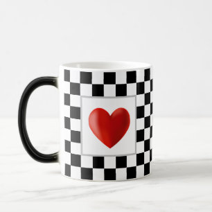 Liebesrotes Herz auf Schwarz-Weiß-Schach-Magic-Mug Verwandlungstasse