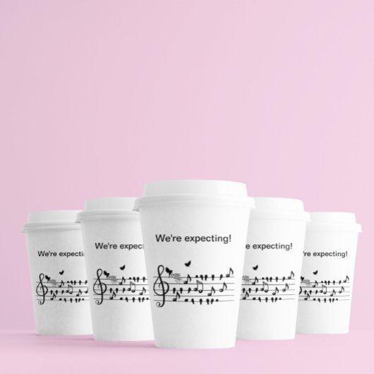 Liebesvögel, die eine Erweiterung der Familie erwa Pappbecher