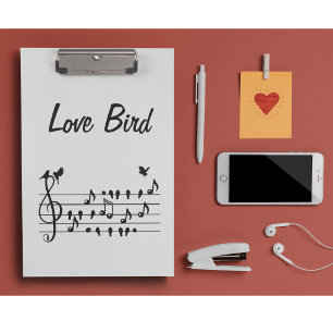 Liebesvögel singen zwischen musikalischen Noten Klemmbrett