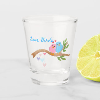 Liebesvögel zusammen auf einem Ast auf einem  Schnapsglas