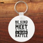 Liebeszitat sei nett jeder, der einen Kampf führt Schlüsselanhänger (Vorderseite)