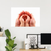 liebevolle Eltern, die sich die Hände der Kinder z Poster (Heimbüro)