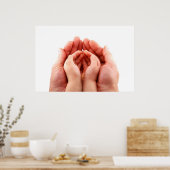 liebevolle Eltern, die sich die Hände der Kinder z Poster (Küche)