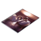 Liebevolle Schwäne, die ein Herz bilden Notizblock (Linke Seite)