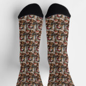 Liebevoller Bernedoodle-Hund mit gemütlicher gestr Socken (Oben)