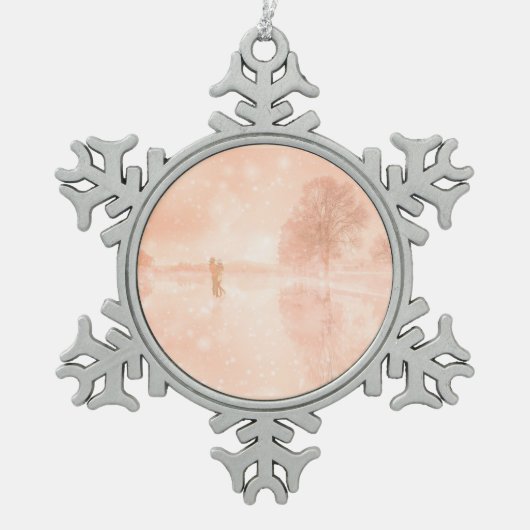 Liebhaber auf einem gefrorenen Teich Schneeflocken Zinn-Ornament (Vorderseite)