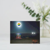 Liebhaber unter dem Gay Pride Mond Postkarte (Stehend Vorderseite)