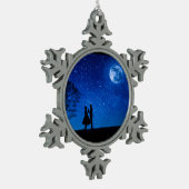 Liebhaber unter Vollmond Schneeflocken Zinn-Ornament (Links)