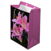 Lieblich rosa Lily bluboms floral Mittlere Geschenktüte (Vorderseite Schrägansicht)