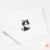 Lieblich Tuxedo Kitten mit Blume Runder Aufkleber (Umschlag)
