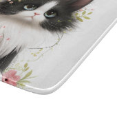 Lieblich Tuxedo Kitten mit Blume Schneidebrett (Ecke)