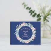 Liebliche Blumenkranke Blue Wedding Save the Date Ankündigungspostkarte (Stehend Vorderseite)