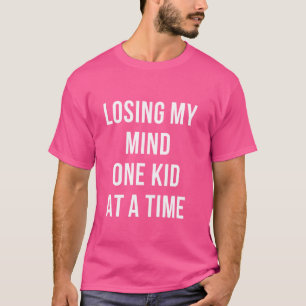 Liebliche Eltern, die mir ein Kind nach dem andere T-Shirt