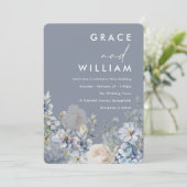 Liebliche Hochzeit mit blauen und weißen Blumen Einladung (Stehend Vorderseite)