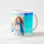 Liebliche Lady in einem blauen Scraft Genießen San Jumbo-Tasse (Vorderseite Rechts)