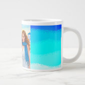 Liebliche Lady in einem blauen Scraft Genießen San Jumbo-Tasse (Rechts)