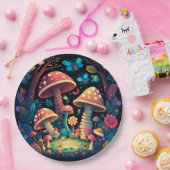 Liebliche niedliche Elfen spielen unter Pilzen und Pappteller (Party)