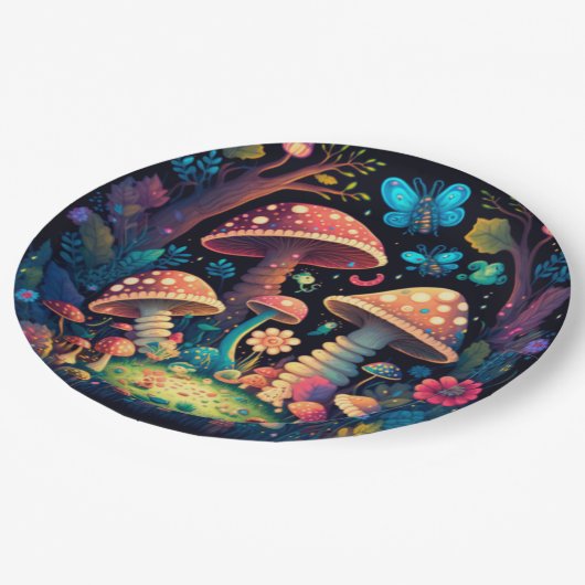 Liebliche niedliche Elfen spielen unter Pilzen und Pappteller (Schrägansicht)