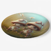 Liebliche niedliche Elfen spielen unter Pilzen und Pappteller (Schrägansicht)