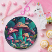 Liebliche niedliche Elfen spielen unter Pilzen und Pappteller (Party)