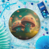 Liebliche niedliche Elfen spielen unter Pilzen und Pappteller (Party)