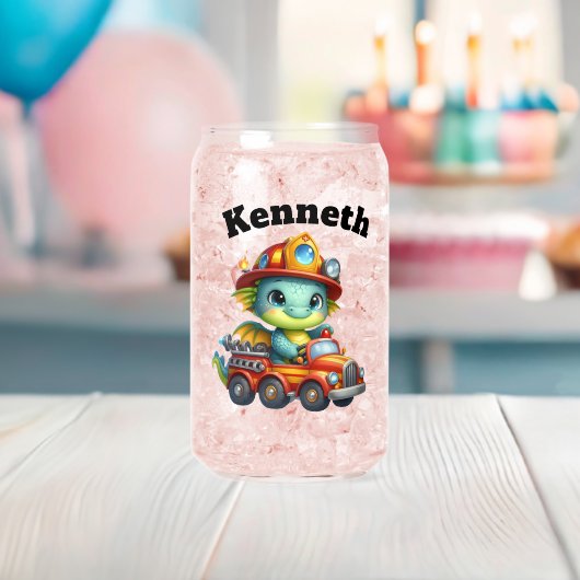 Lieblicher Babydrache, der einen roten Feuerwehrwa Dosenglas (Insitu (Baby Party))
