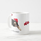 Lieblicher Hund mit einer Weihnachtsmannmütze an e Kaffeetasse (Vorderseite Links)