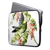 Lieblicher junger Papagei im blühenden Baum Laptopschutzhülle (Vorderseite Links)