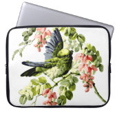 Lieblicher junger Papagei im blühenden Baum Laptopschutzhülle (Vorderseite)