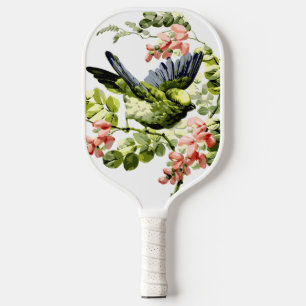Lieblicher junger Papagei im blühenden Baum Pickleball Schläger