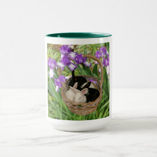 Lieblicher Korb mit Babykaninchen Tasse